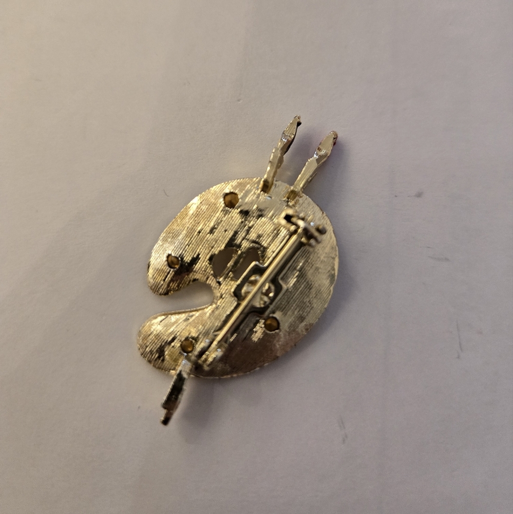 PAINTERS PALETTE BROOCH RENDERED IN GOLDTONE WITH SPARKLING RHINESTONE ACCENTS - Picture 2 of 2